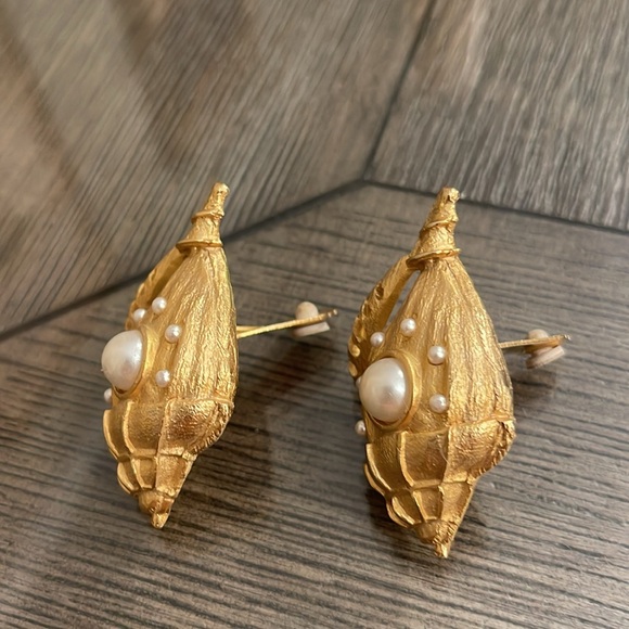 Vintage Seashell Conch Shell Gold-tone Faux Pearl Clip Earrings - Picture 12 of 16
